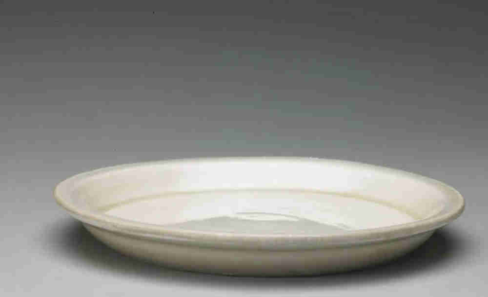 北宋時期定窯白釉描金折沿盤，展現(xiàn)了定窯高超的描金技術(shù).jpg