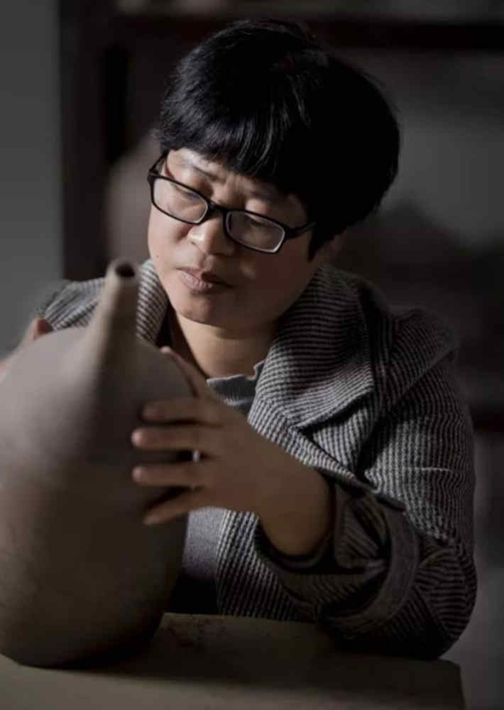 定窯傳承人韓慶芳:從小種下“定瓷夢”(圖1) 正在進(jìn)行定窯作品創(chuàng)作的韓慶芳.jpg