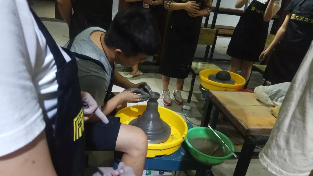 旋轉(zhuǎn)的藝術(shù)——大宋定窯傳統(tǒng)拉坯體驗(yàn)活動(dòng)(圖2) 旋轉(zhuǎn)的藝術(shù)——大宋定窯傳統(tǒng)拉坯體驗(yàn)活動(dòng)(圖2)