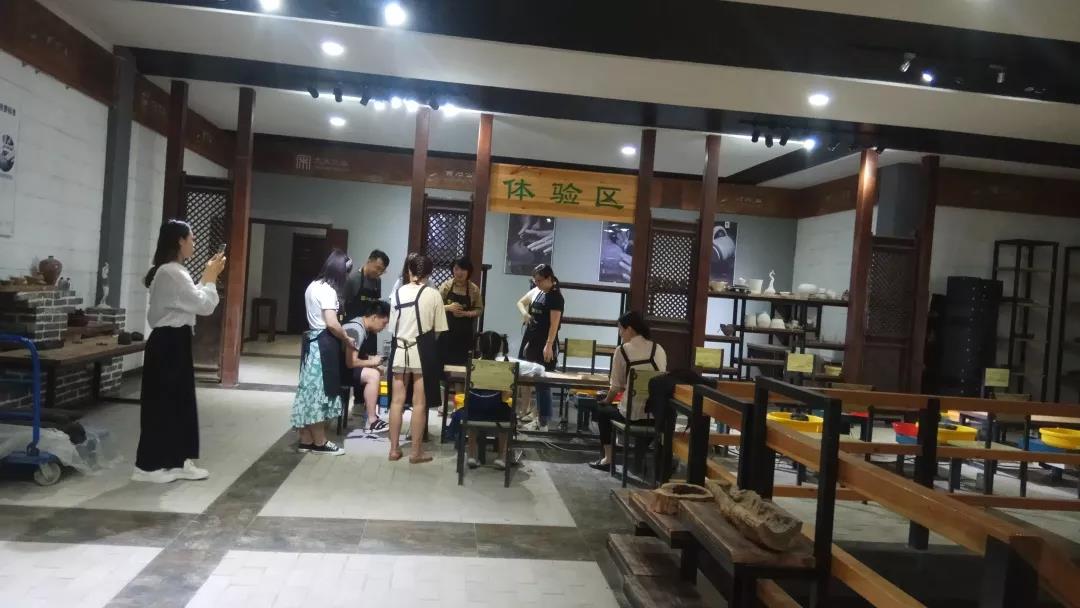 旋轉(zhuǎn)的藝術(shù)——大宋定窯傳統(tǒng)拉坯體驗(yàn)活動(dòng)(圖1) 旋轉(zhuǎn)的藝術(shù)——大宋定窯傳統(tǒng)拉坯體驗(yàn)活動(dòng)(圖1)