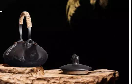 粗瓷茶具-精美的黃山提梁壺，你茶席上的首選壺