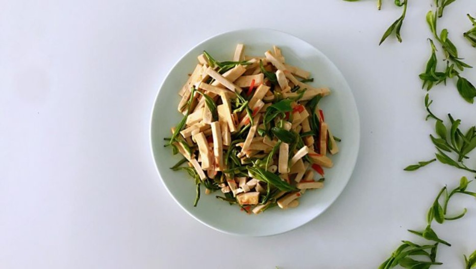 菜內(nèi)加入新鮮茶葉，春天里最清新淡雅的味道