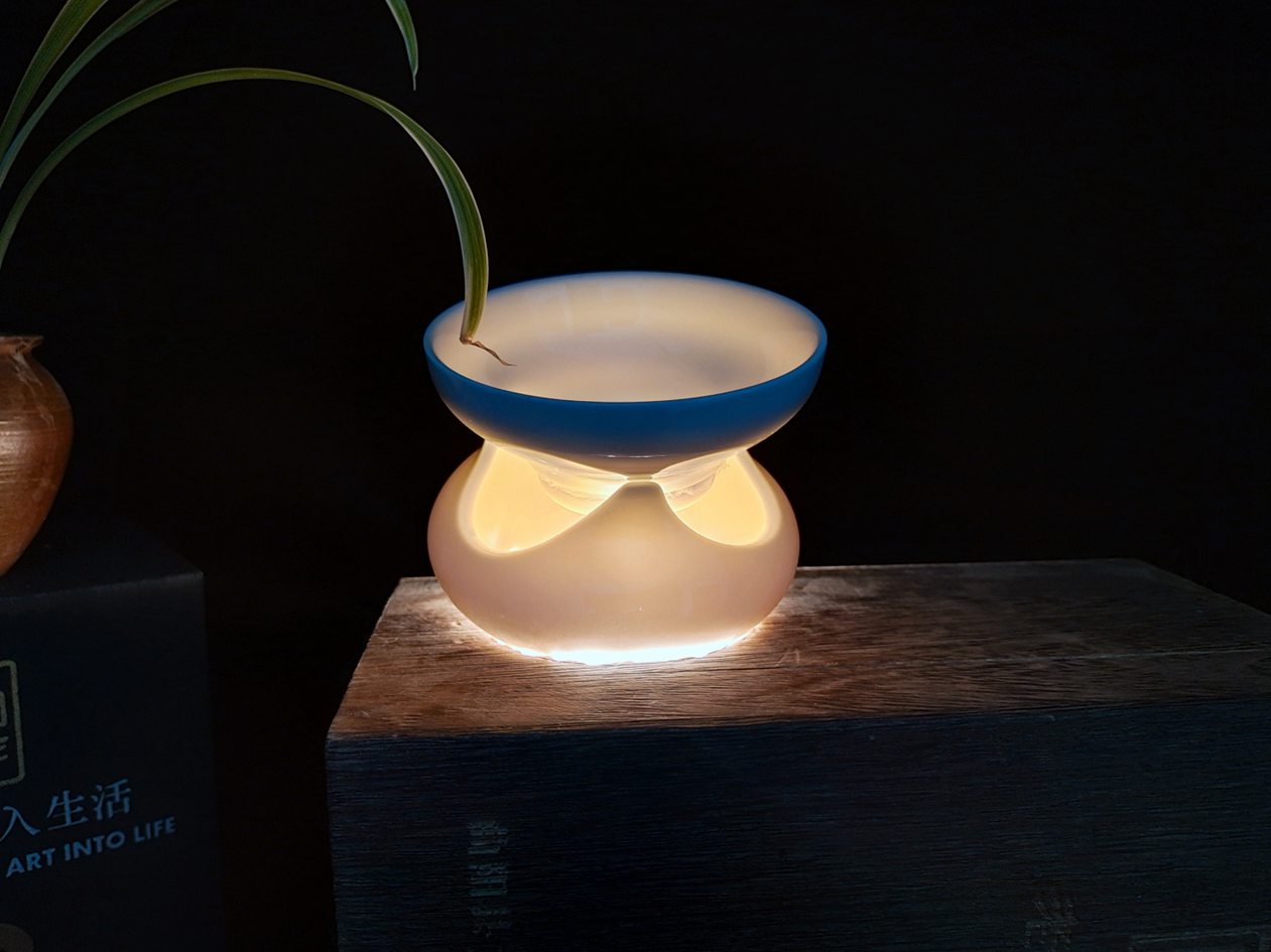 暖光下，大宋定窯設(shè)計(jì)的新品茶漏溫潤如玉