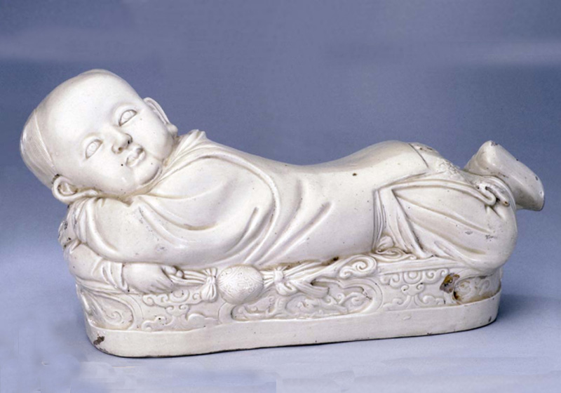 收藏于北京故宮的宋代定窯孩兒枕(國(guó)寶) 收藏于北京故宮的宋代定窯孩兒枕(國(guó)寶)