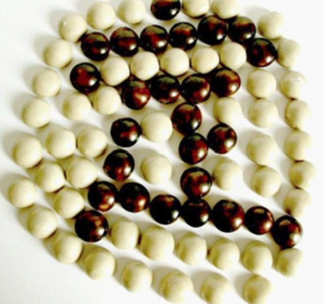 唐代定窯圍棋，其中黑棋子為黑定雛形