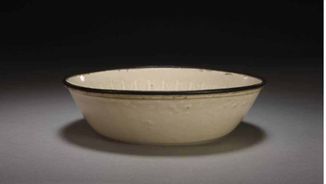 定窯白釉印花蟠螭花卉蓮瓣紋洗，運(yùn)用了刻花、印花的裝飾手法