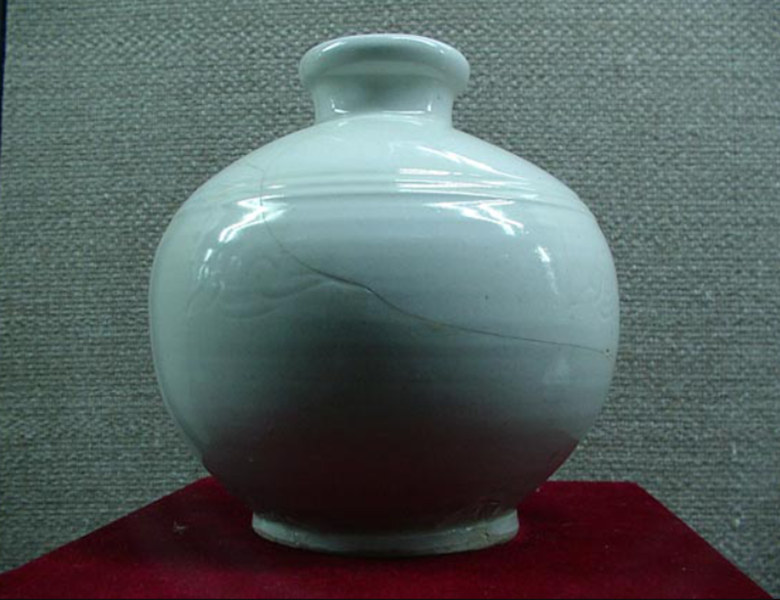 收藏于定州博物館的白釉劃花朵云紋球形瓶，瓶身上有明顯修復(fù)的痕跡