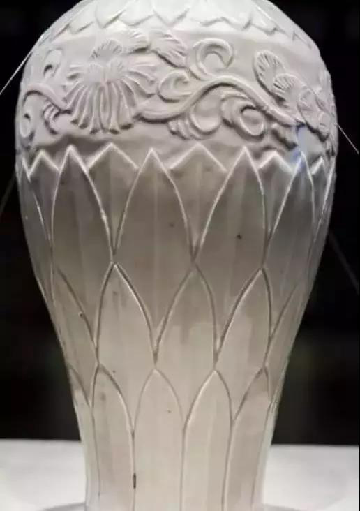 定窯白釉刻花龍首大凈瓶局部，集定窯藝術(shù)于一身