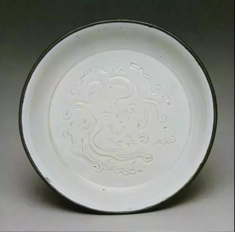 定窯刻花螭龍紋盤(pán) 定窯刻花螭龍紋盤(pán)